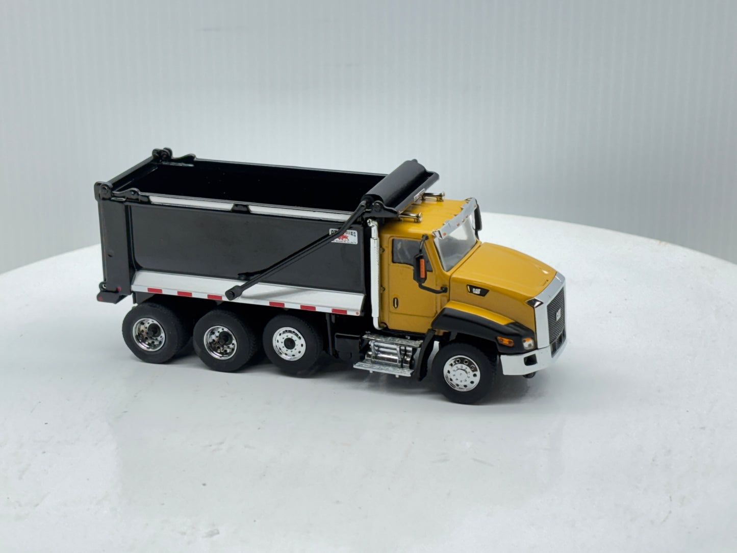 1/50 Caterpillar CT660 SBFA