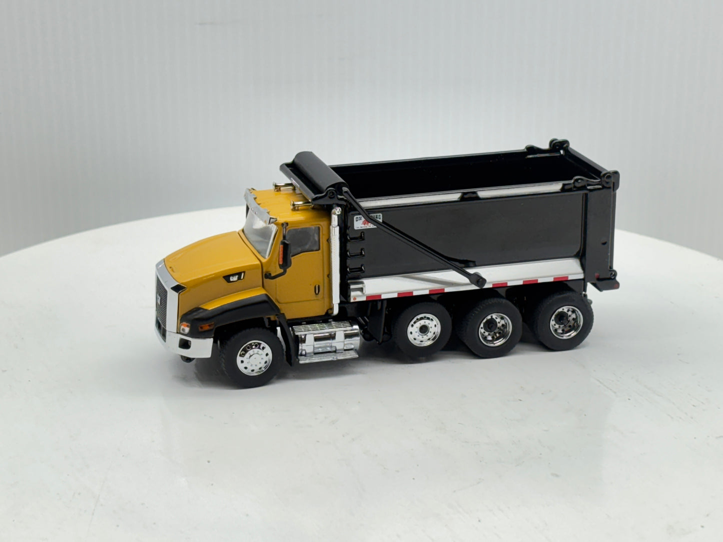 1/50 Caterpillar CT660 SBFA