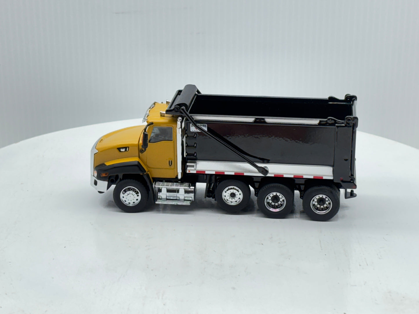 1/50 Caterpillar CT660 SBFA