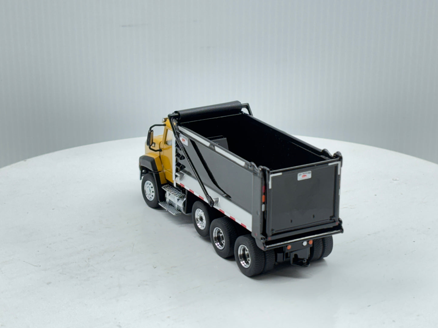 1/50 Caterpillar CT660 SBFA
