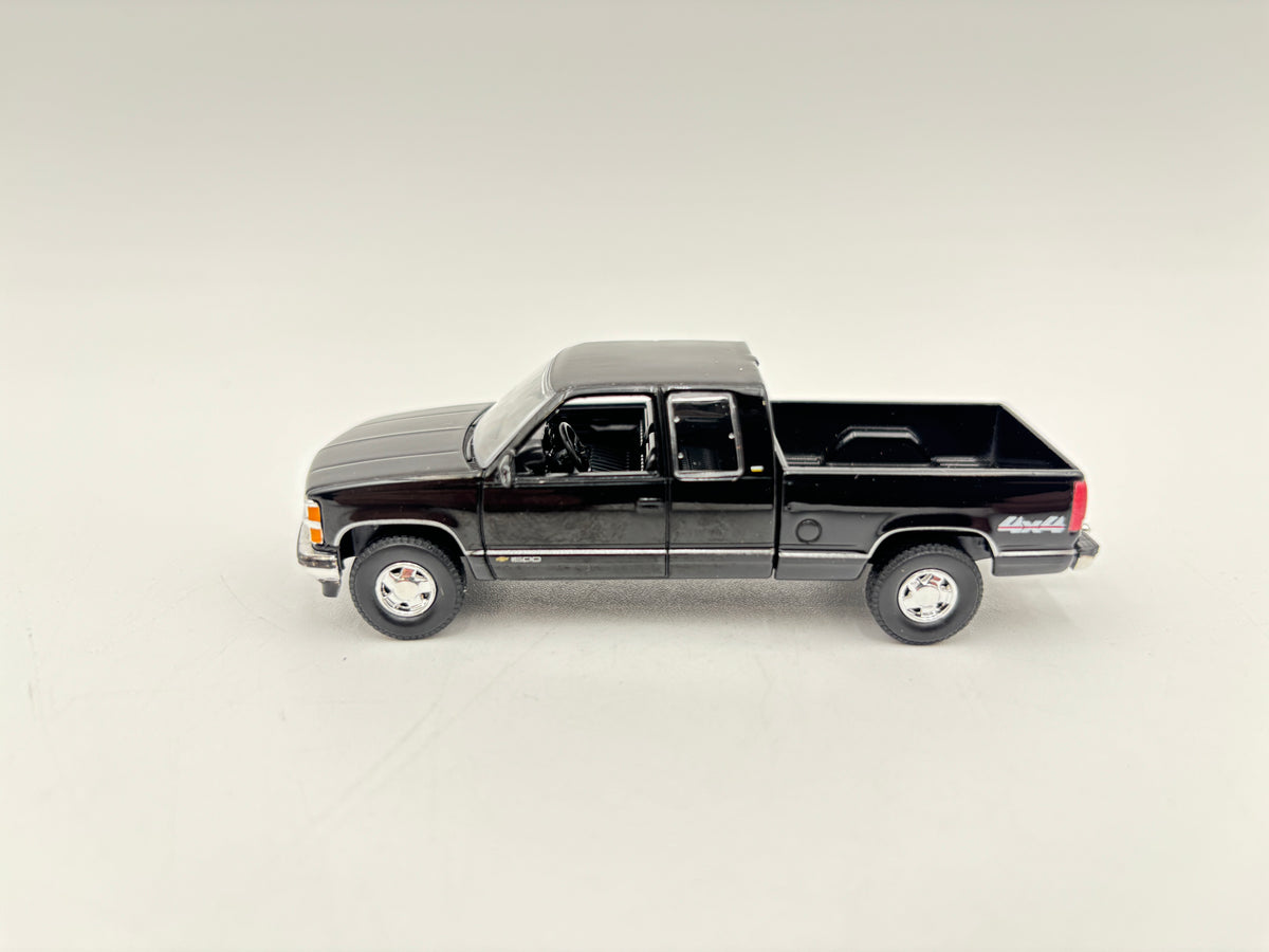 1/64 Chevrolet 1500 Extended Cab (Black)