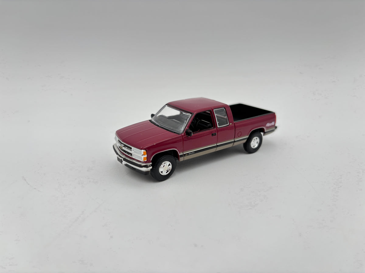 1/64 Chevrolet 1500 Extended Cab (Red/tan)