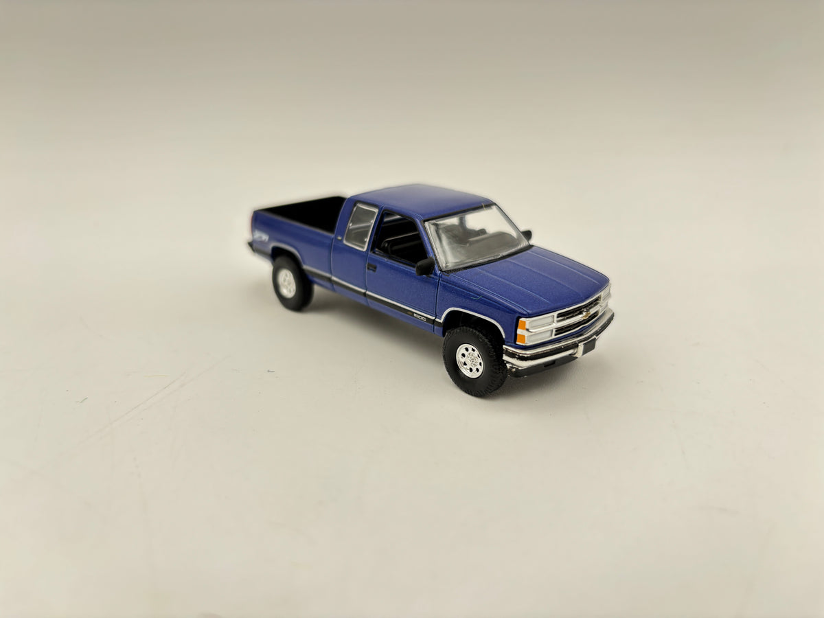 1/64 Chevrolet Silverado 1500 Z71 Extended Cab (Blue)
