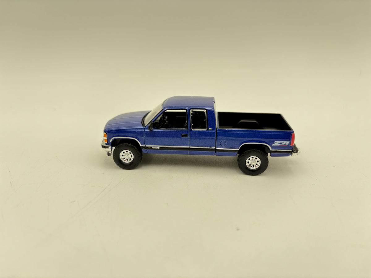1/64 Chevrolet Silverado 1500 Z71 Extended Cab (Blue)