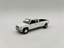 1/64 Chevrolet 3500 Dually w/Flatbed Trailer (White)