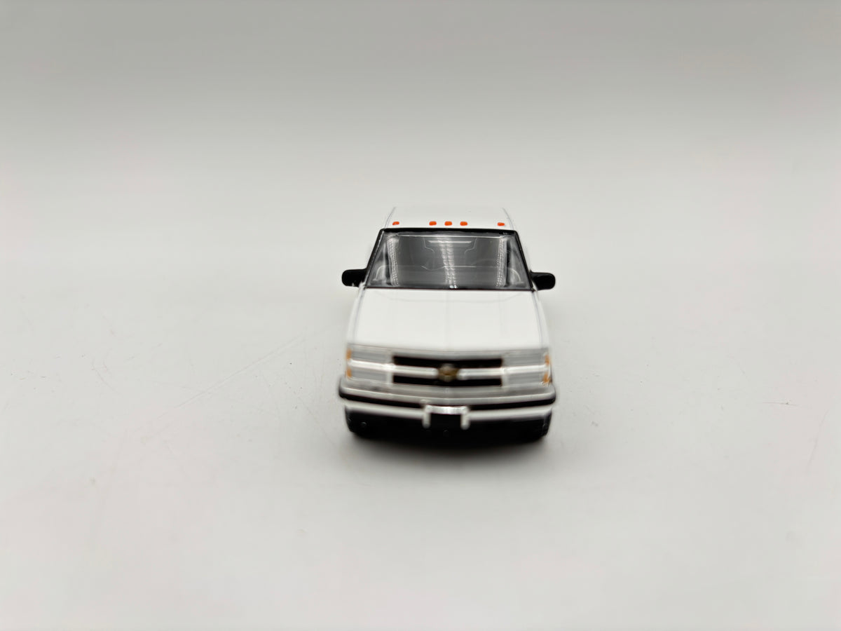 1/64 Chevrolet 3500 Dually w/Flatbed Trailer (White)