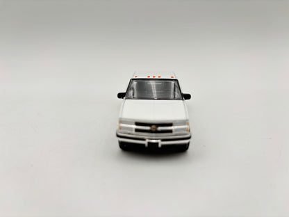 1/64 Chevrolet 3500 Dually w/Flatbed Trailer (White)