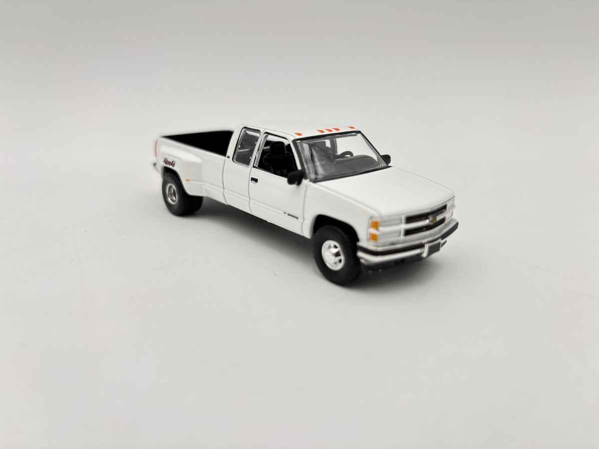 1/64 Chevrolet 3500 Dually w/Flatbed Trailer (White)