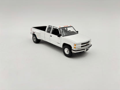 1/64 Chevrolet 3500 Dually w/Flatbed Trailer (White)
