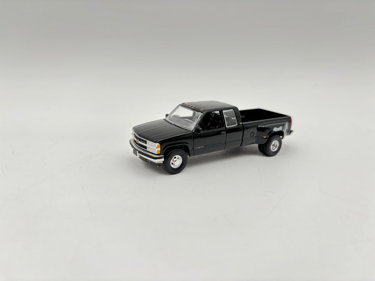 1/64 Chevrolet 3500 Dually w/Livestock trailer (BlacK)