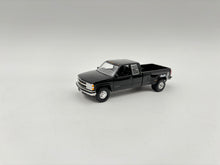 1/64 Chevrolet 3500 Dually w/Livestock trailer (BlacK)