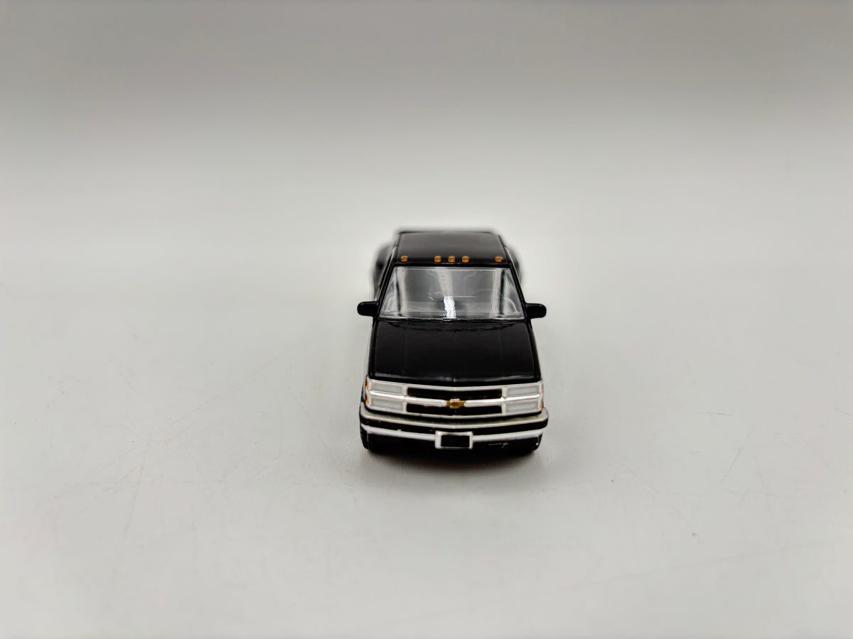 1/64 Chevrolet 3500 Dually w/Livestock trailer (BlacK)
