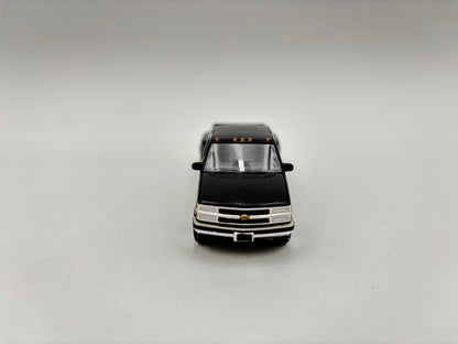 1/64 Chevrolet 3500 Dually w/Livestock trailer (BlacK)