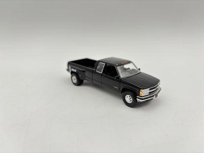 1/64 Chevrolet 3500 Dually w/Livestock trailer (BlacK)