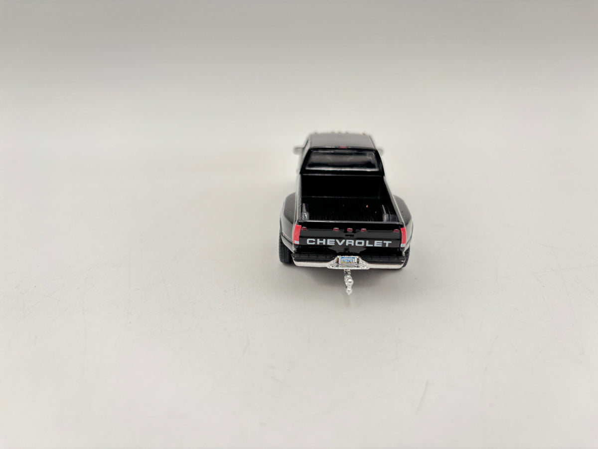 1/64 Chevrolet 3500 Dually w/Livestock trailer (BlacK)