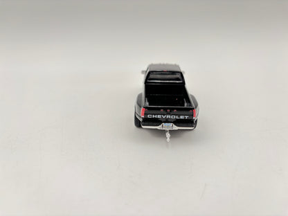 1/64 Chevrolet 3500 Dually w/Livestock trailer (BlacK)