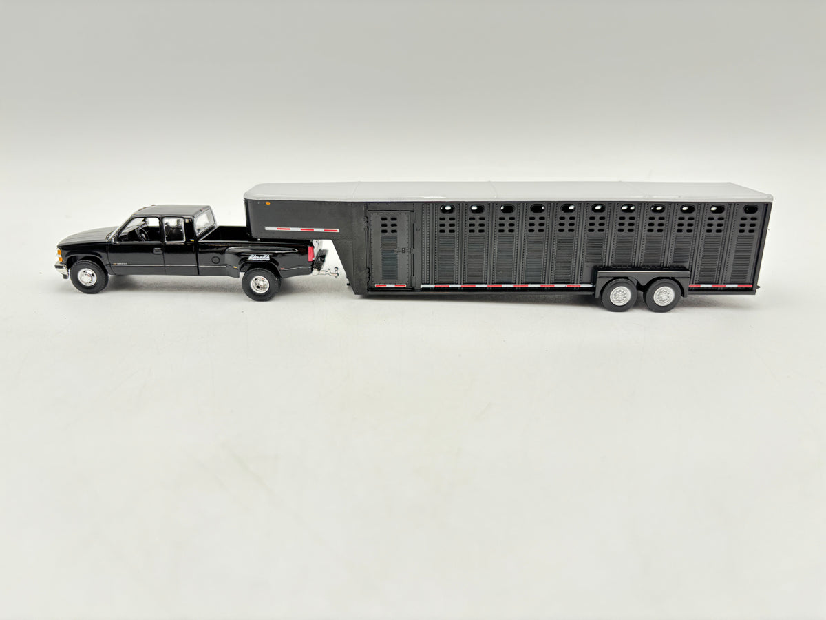 1/64 Chevrolet 3500 Dually w/Livestock trailer (BlacK)