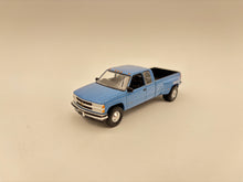 1/64 Chevrolet 3500 Dually w/Livestock Trailer (Metallic Blue)