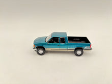1/64 Chevrolet Silverado Lifted 1500 Z71 Extended Cab (Emerald Green/Tan)