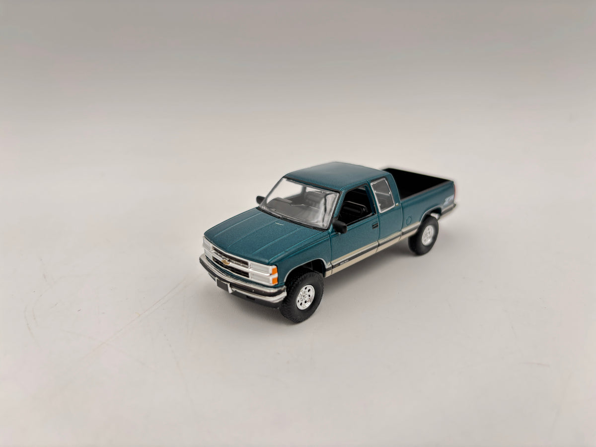 1/64 Chevrolet Silverado Lifted 1500 Z71 Extended Cab (Emerald Green/Tan)