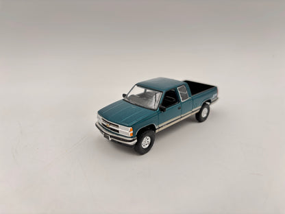 1/64 Chevrolet Silverado Lifted 1500 Z71 Extended Cab (Emerald Green/Tan)