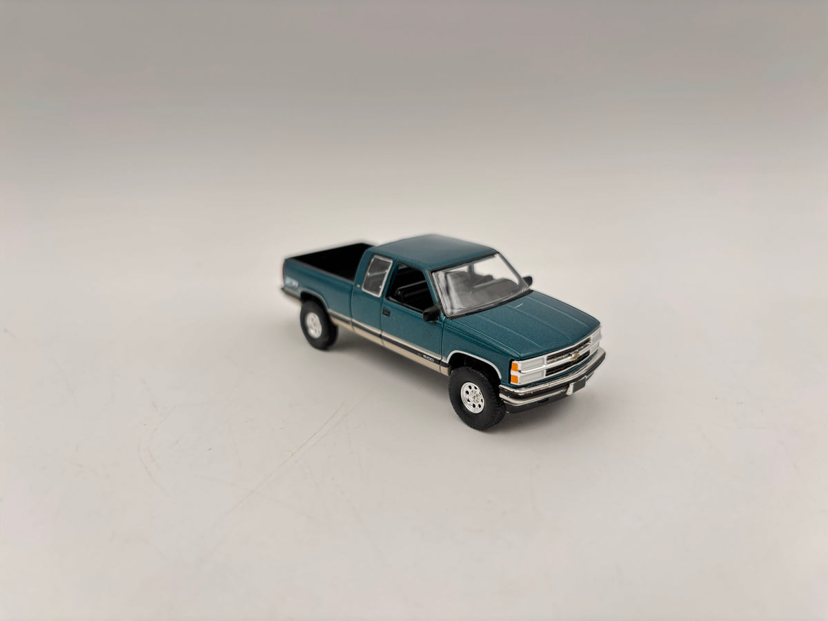 1/64 Chevrolet Silverado Lifted 1500 Z71 Extended Cab (Emerald Green/Tan)