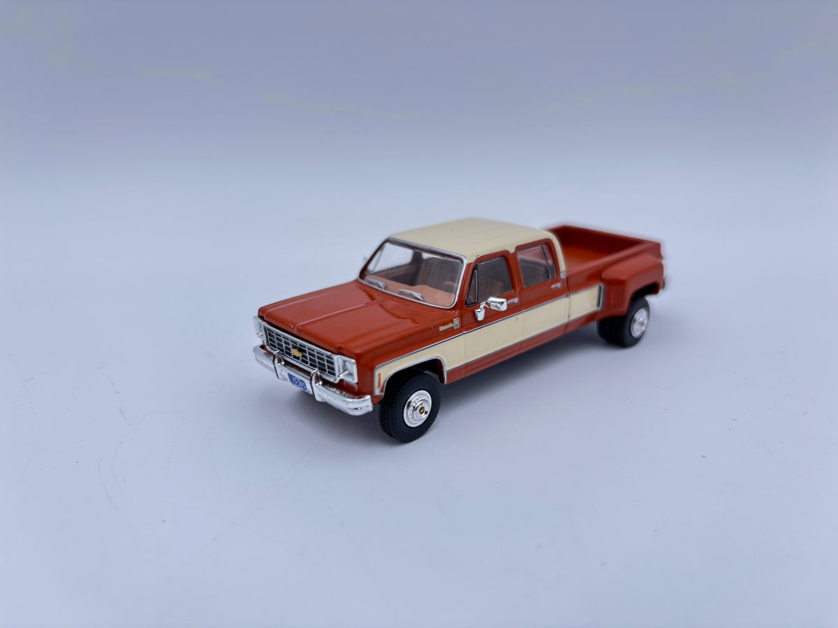 1/64 Chevrolet Silverado Dually 1975 (Brown/Tan)