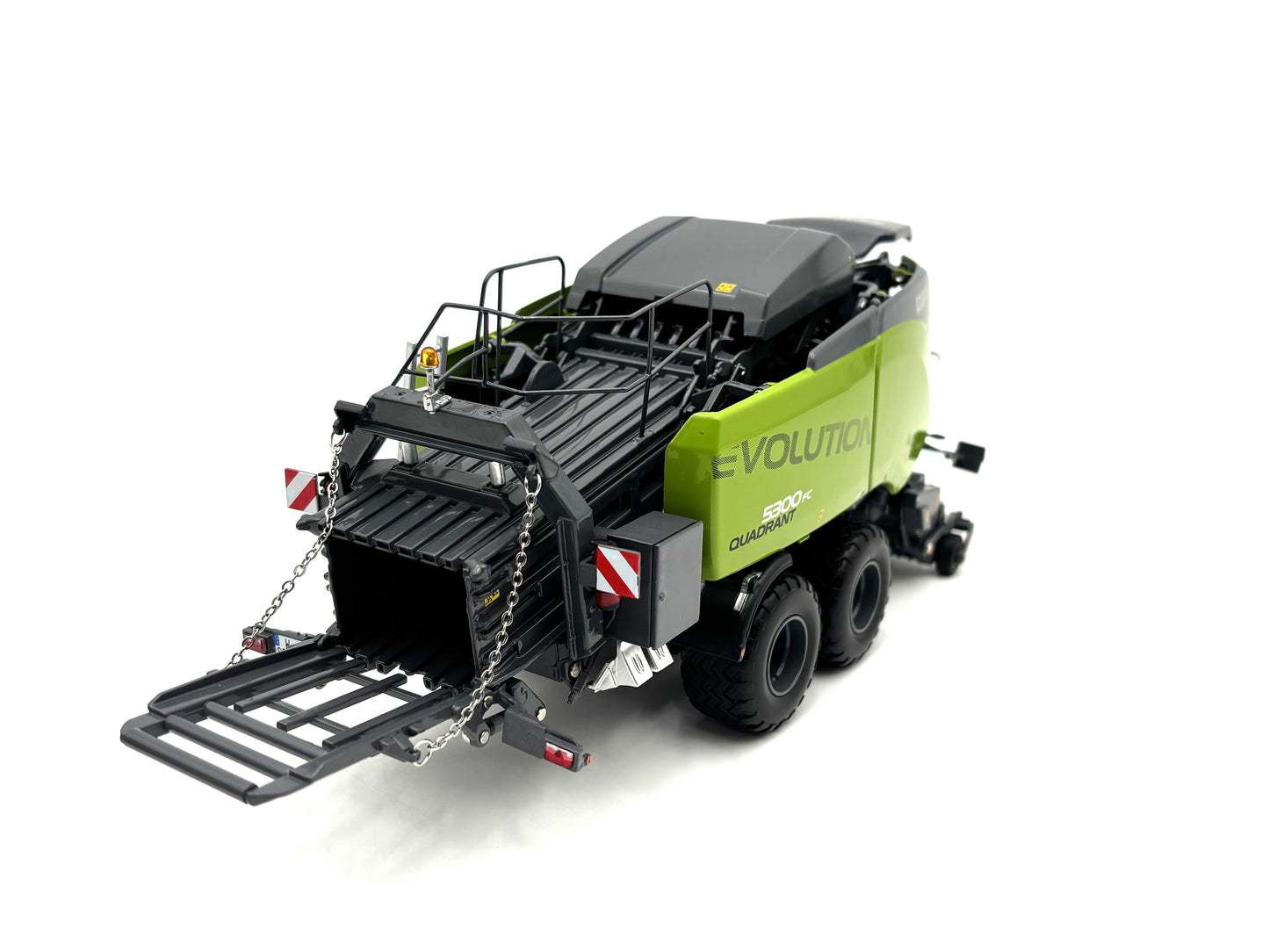 1/32 Claas Quadrant 5300FC "Night Edition"