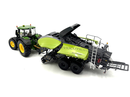 1/32 Claas Quadrant 5300FC "Night Edition"