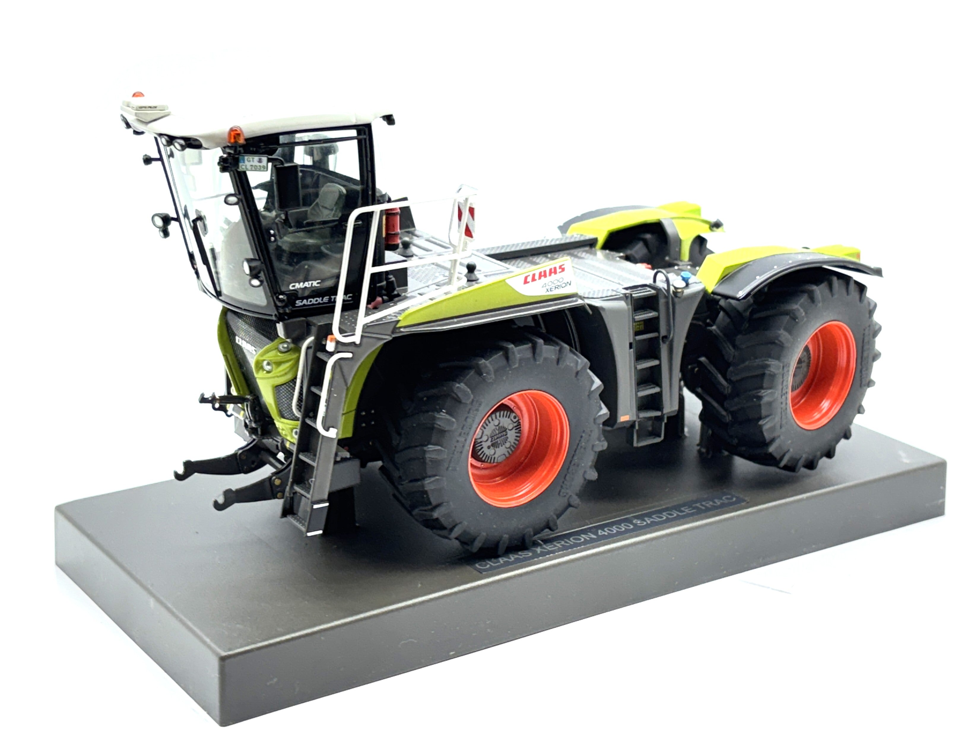 1/32 Claas Xerion 4000 Saddle Trac