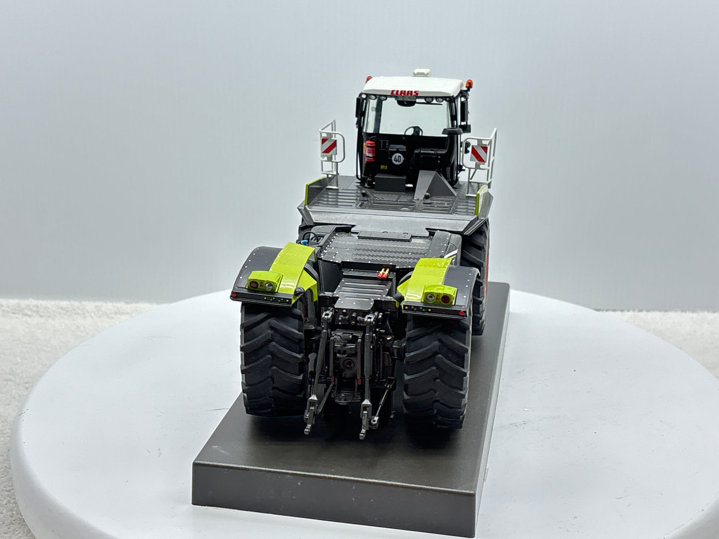 1/32 Claas Xerion 4000 Saddle Trac