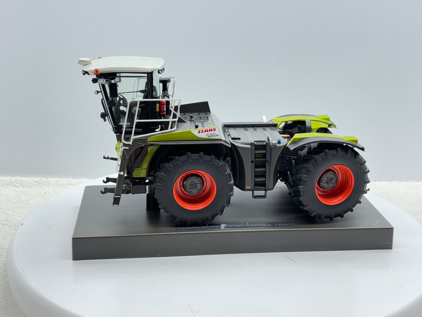 1/32 Claas Xerion 4000 Saddle Trac