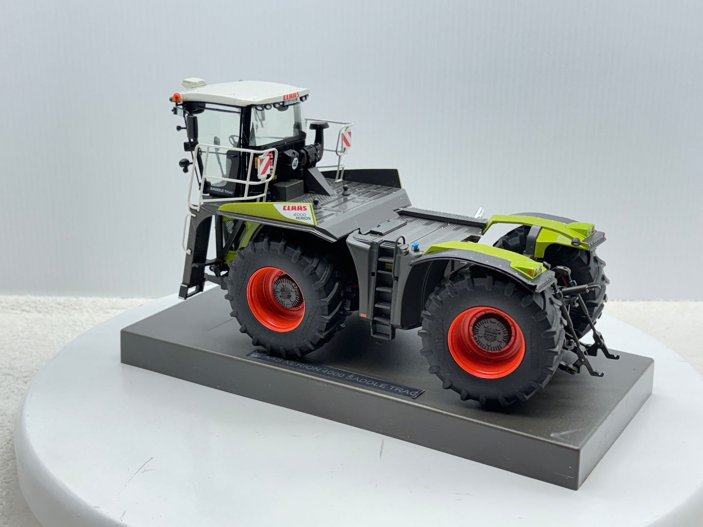 1/32 Claas Xerion 4000 Saddle Trac
