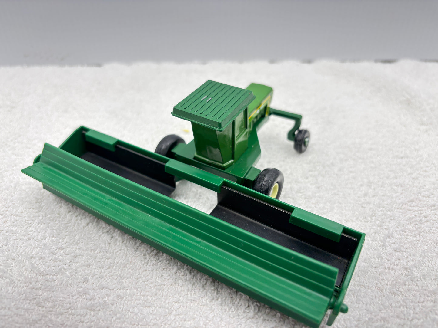 1/64 Co-op Implements 722 Swather