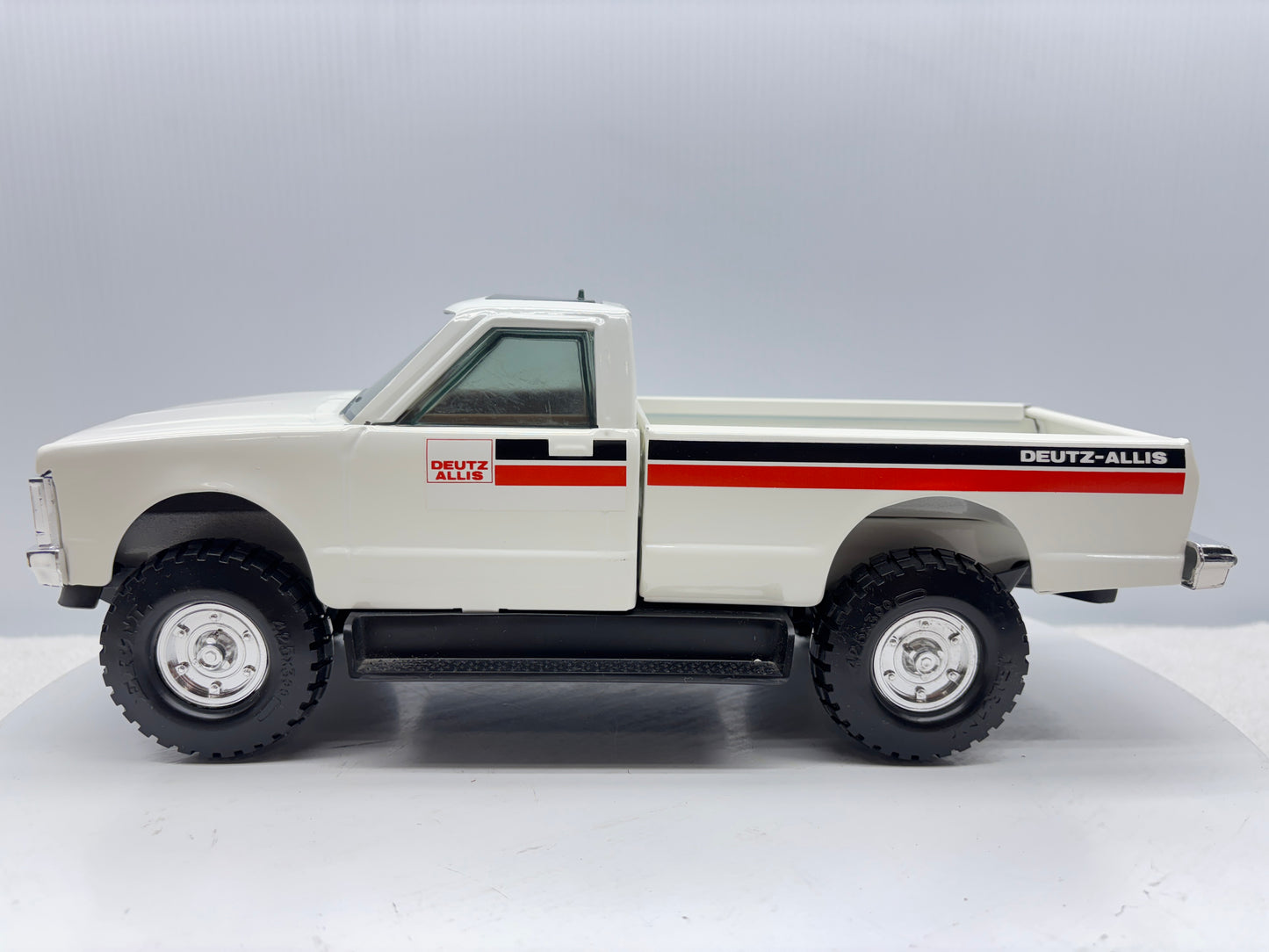 1/16 Deutz-Allis GMC Dealer Truck