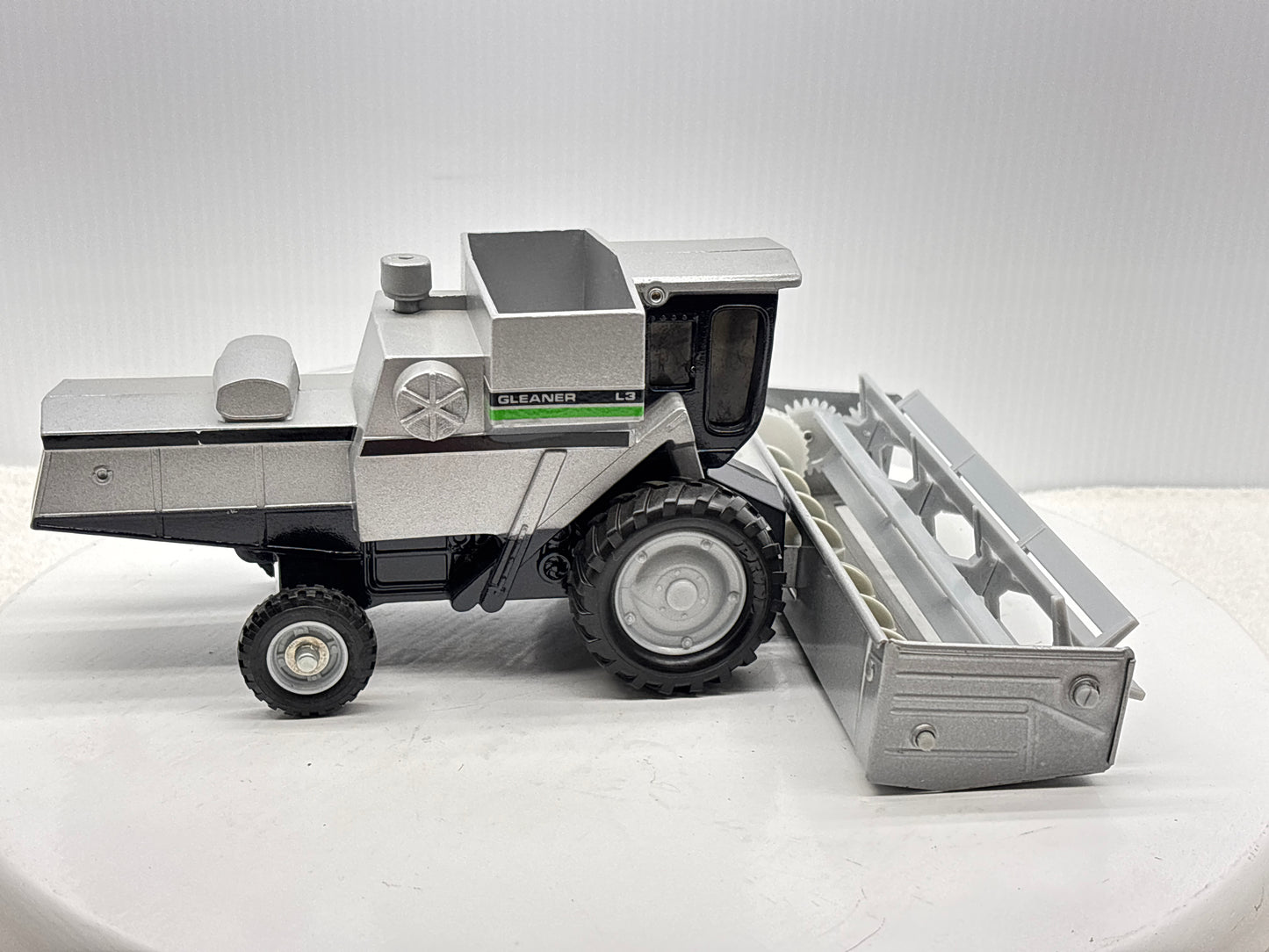 1/32 Duetz-Allis Gleaner L3 Green Stripe
