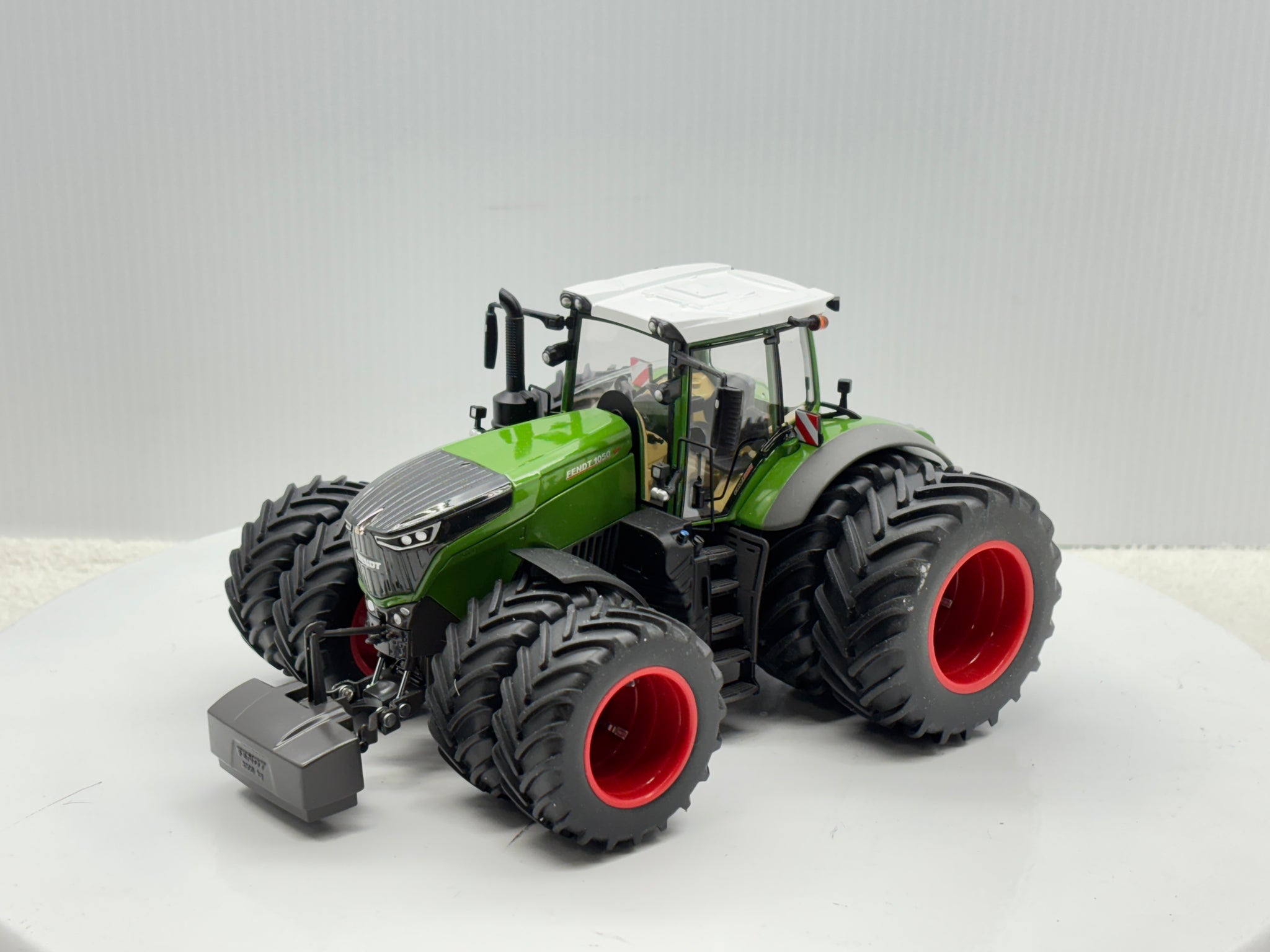 1/32 Fendt 1050 Vario Duals