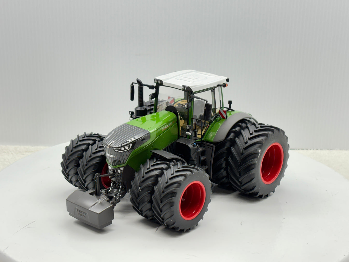 1/32 Fendt 1050 Vario Duals