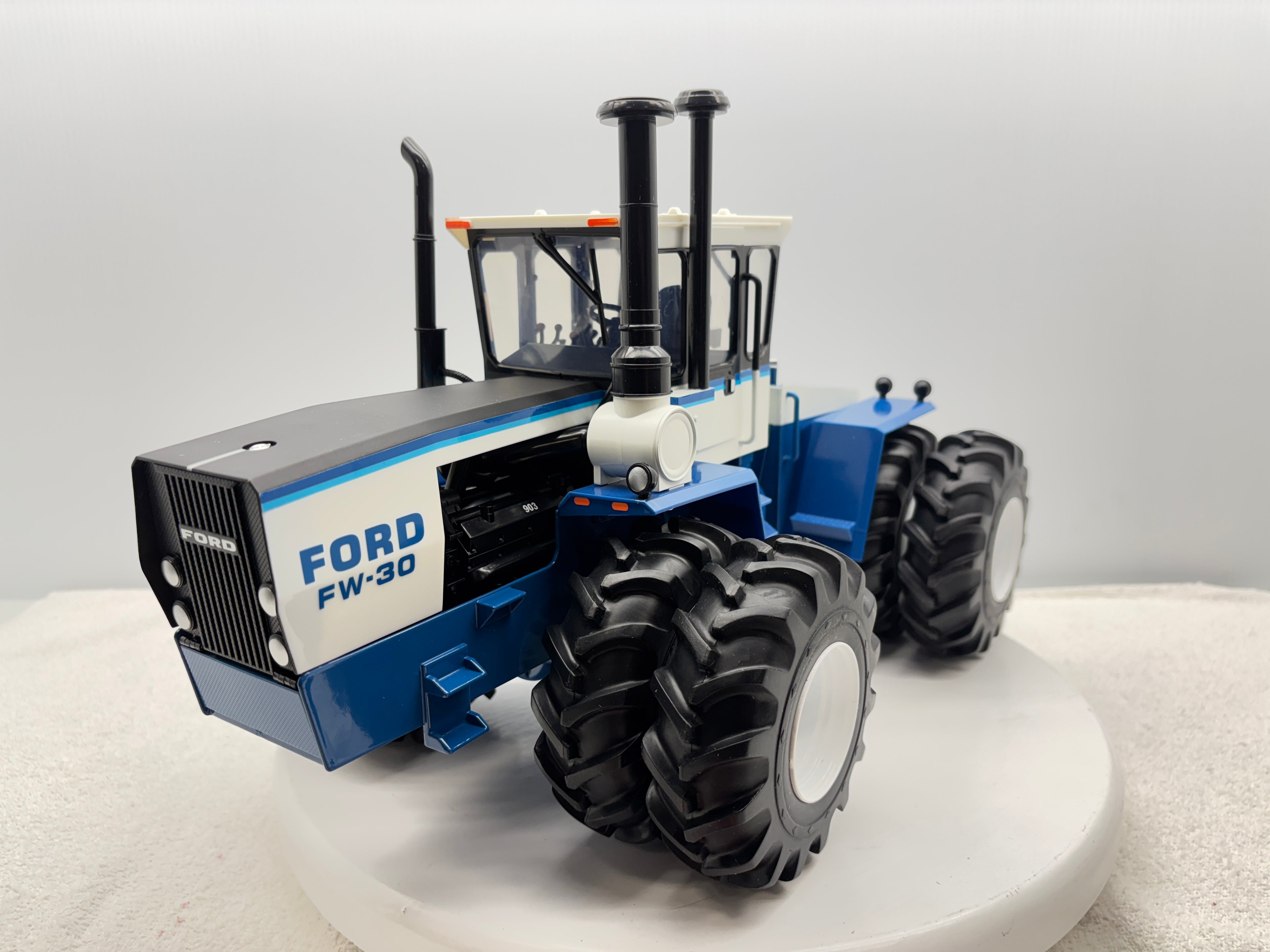 1/16 Ford FW-30 Toy Tractor Farmer