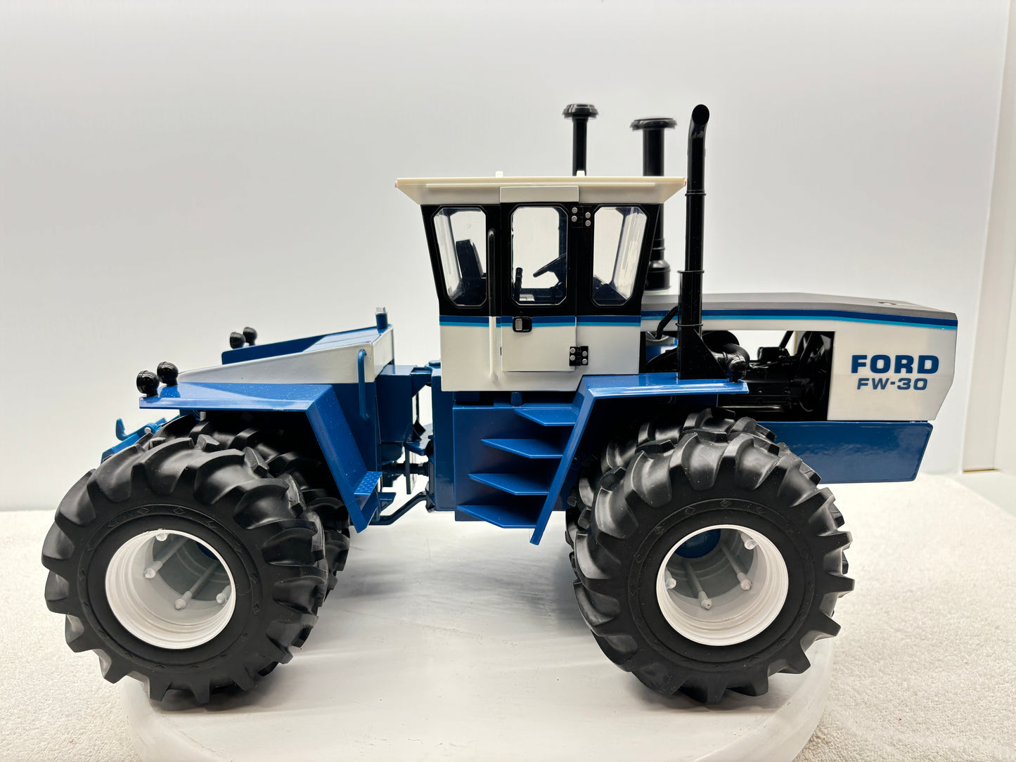 1/16 Ford FW-30 Toy Tractor Farmer