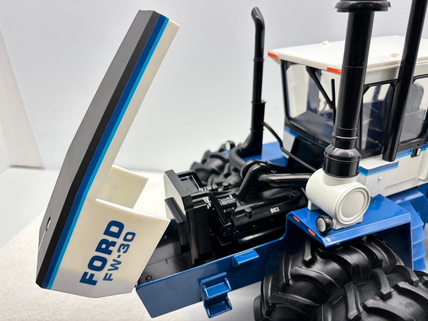 1/16 Ford FW-30 Toy Tractor Farmer