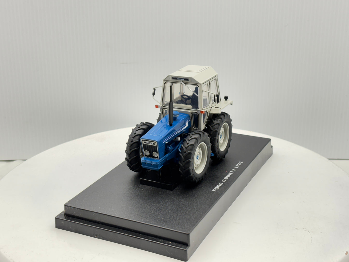 1/32 Ford 1174 County
