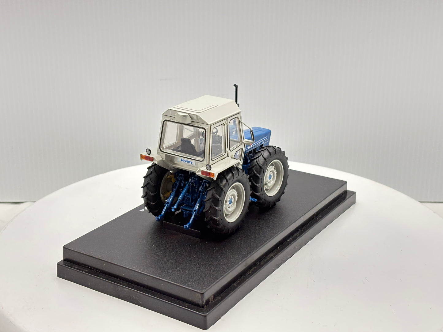 1/32 Ford 1174 County
