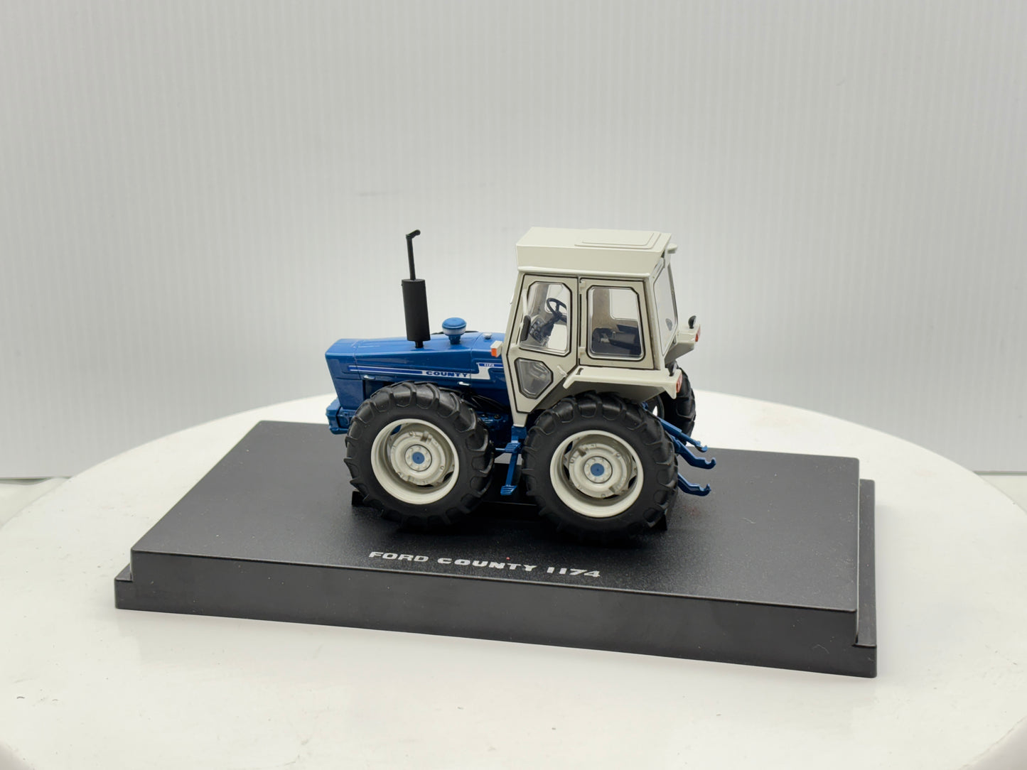 1/32 Ford 1174 County