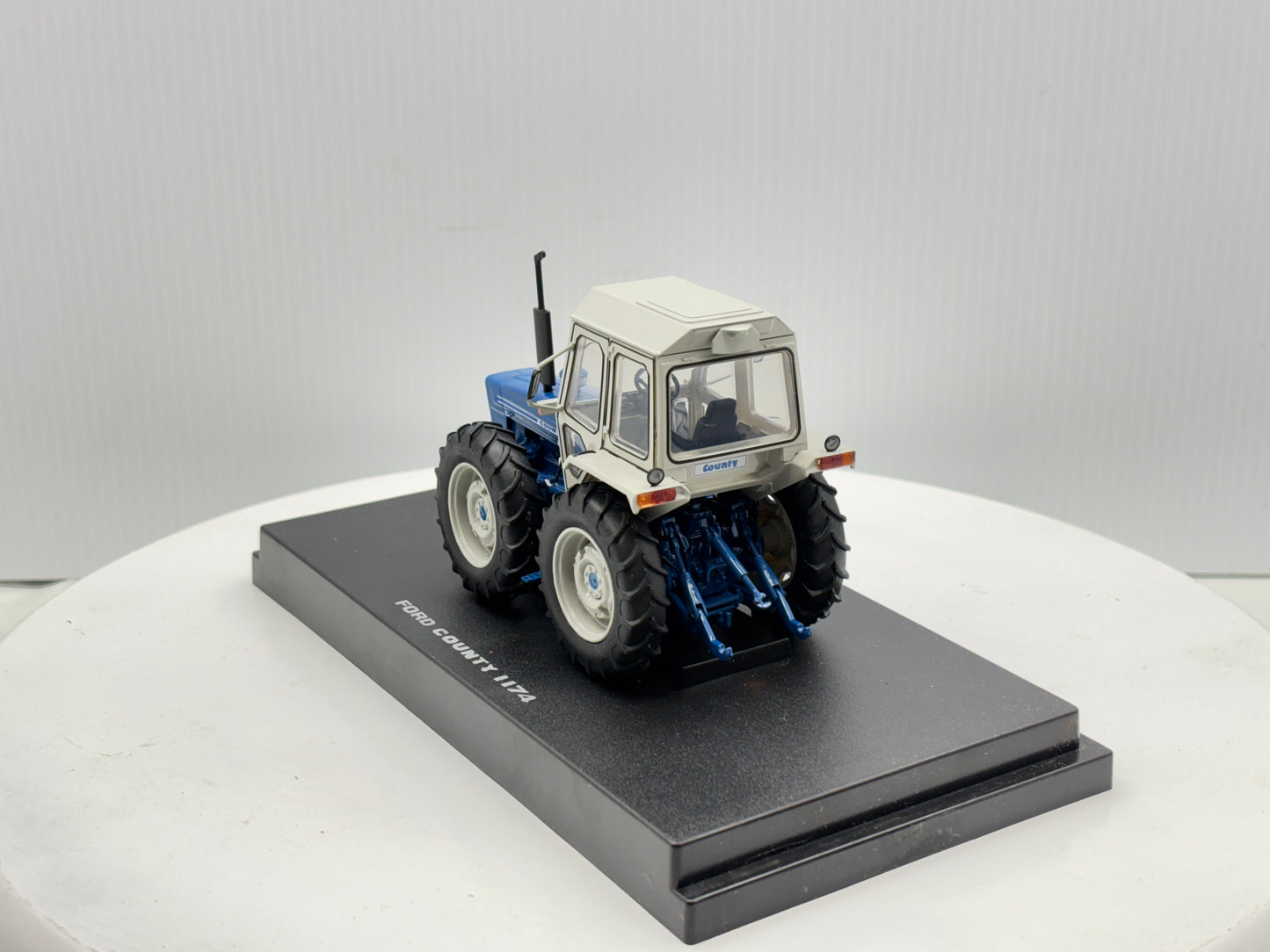 1/32 Ford 1174 County