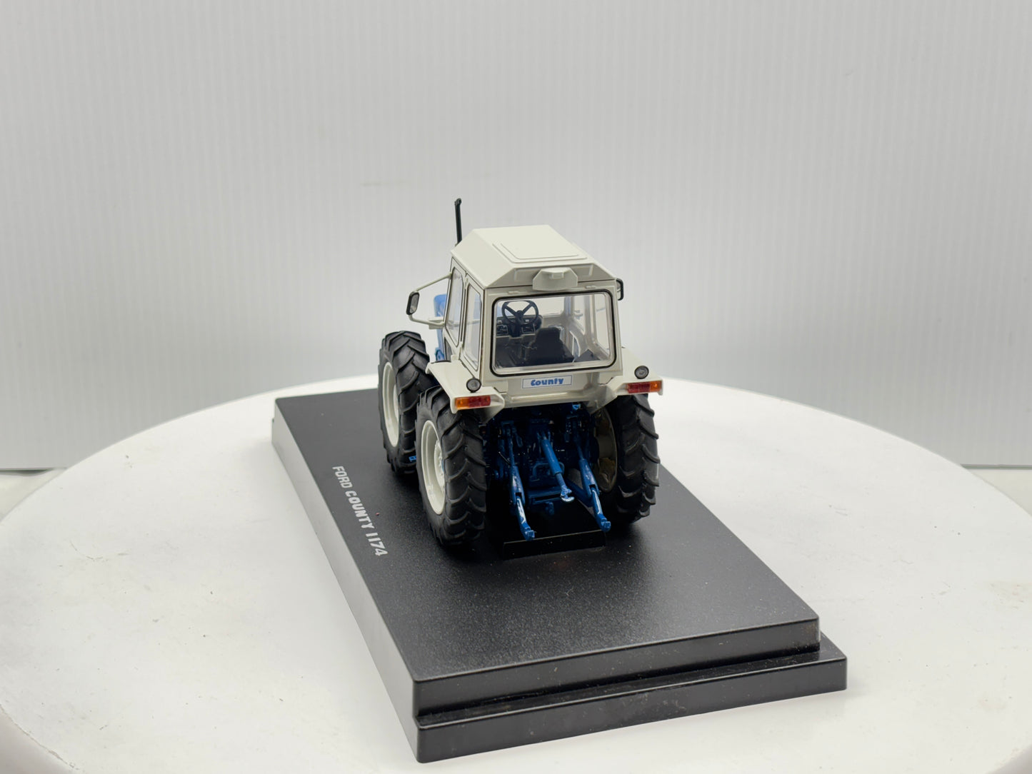1/32 Ford 1174 County
