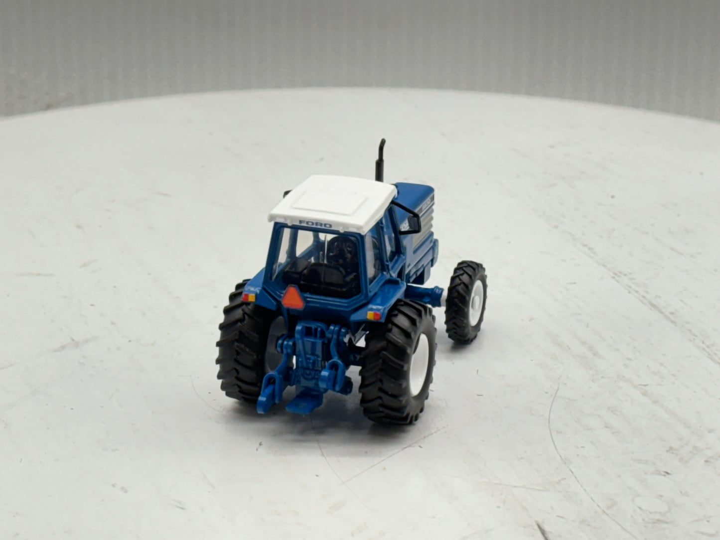 1/64 Ford 8830 2wd