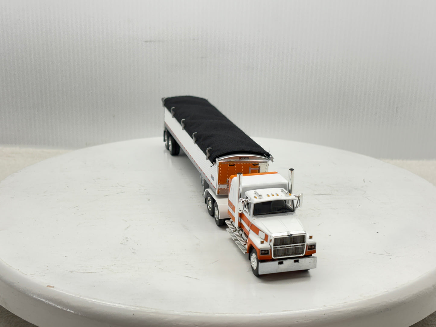 1/64 Ford LTL - 9000