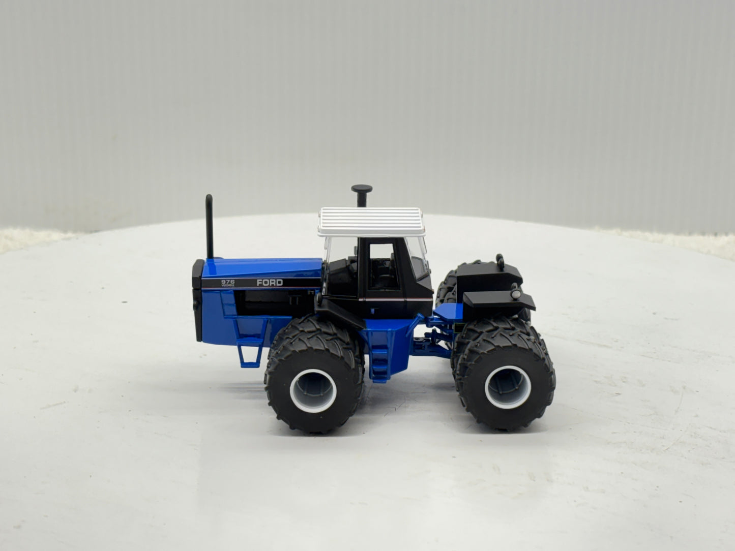 1/64 Ford Versatile 1156
