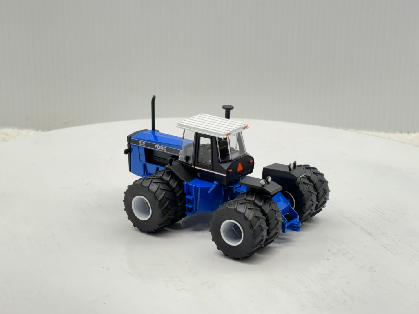 1/64 Ford Versatile 1156